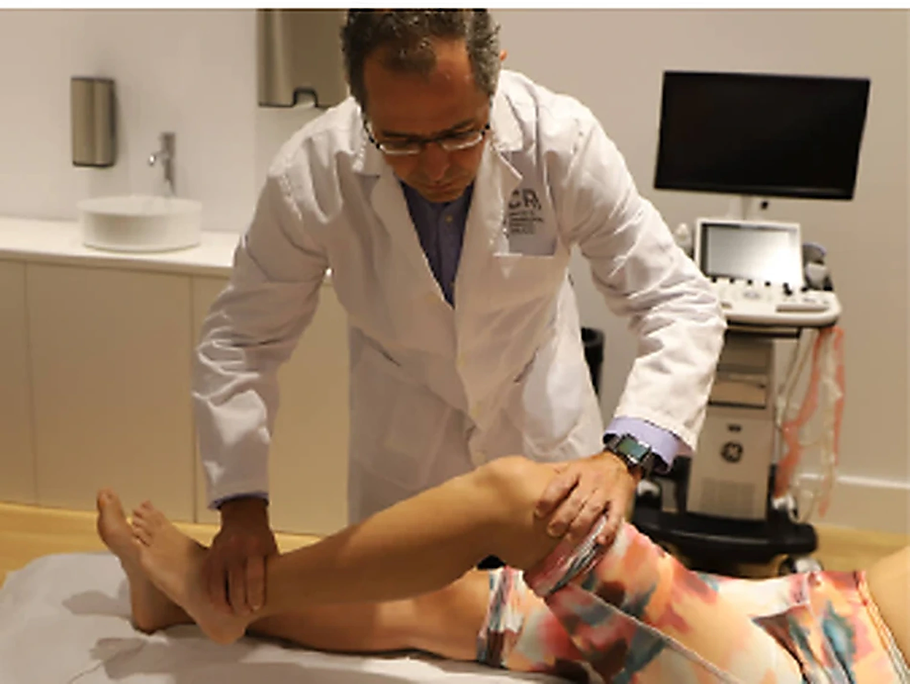 Exploración de la rodilla en la consulta de traumatología de CRI Tenerife